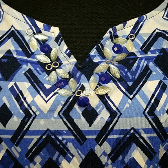 Blue and white 3/4th sleeve print top - Picture 2 of 4